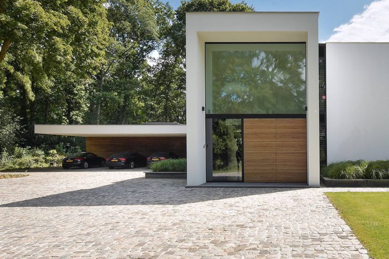Sectionaaldeuren geïntegreerd in de gevel