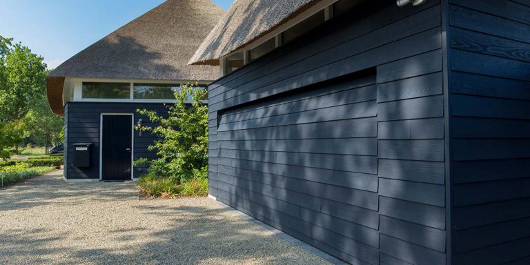 Gepotdekselde houten garagedeur