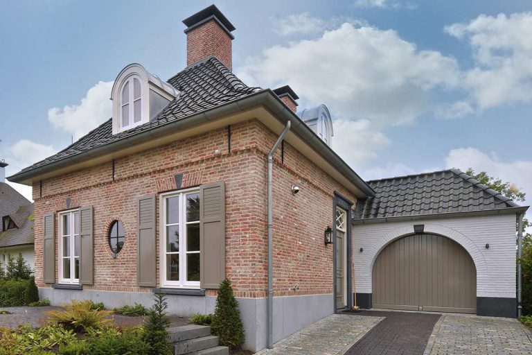 klassieke voordeur en garagedeur