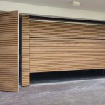 Elektrische garagedeur met loopdeur