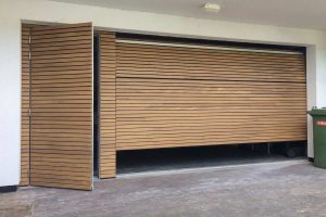 Elektrische garagedeur met loopdeur