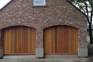 houten-sectionaal-deuren-verticaal-en-voordeur-3