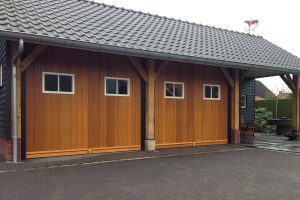 Twee houten sectionaaldeuren met glas