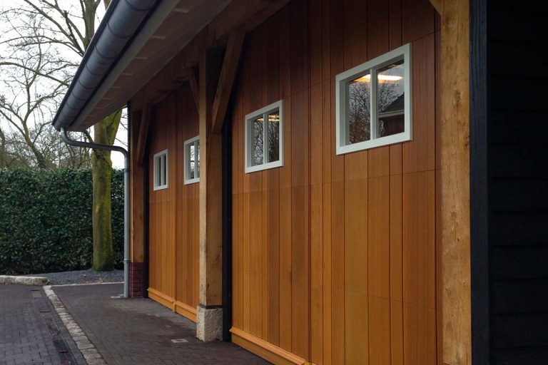 Twee houten sectionaaldeuren met glas