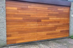 Meranti-houten-sectionaaldeur-geintegreerd-in-de-gevel-2