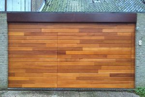 Meranti-houten-sectionaaldeur-geintegreerd-in-de-gevel-3