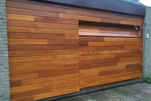 Meranti houten sectionaaldeur geintegreerd in gevel