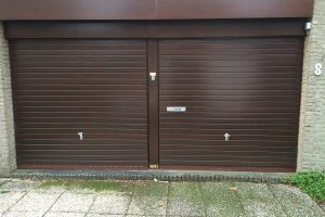 Meranti-houten-sectionaaldeur-geintegreerd-in-de-gevel-5