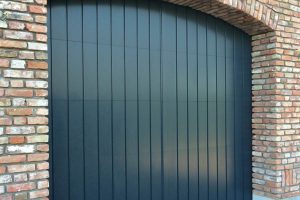 Twee-houten-verticale-sectionaaldeuren-4