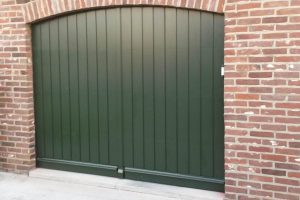 sectionaaldeur-verticaal-meranti-hout-3