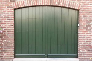 sectionaaldeur-verticaal-meranti-hout-4