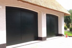 Twee-houten-garagedeuren-bij-rieten-kap-woning-2