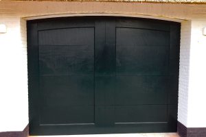 Twee-houten-garagedeuren-bij-rieten-kap-woning-3