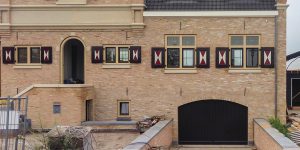 Elektrische houten garagedeur monumentaal pand