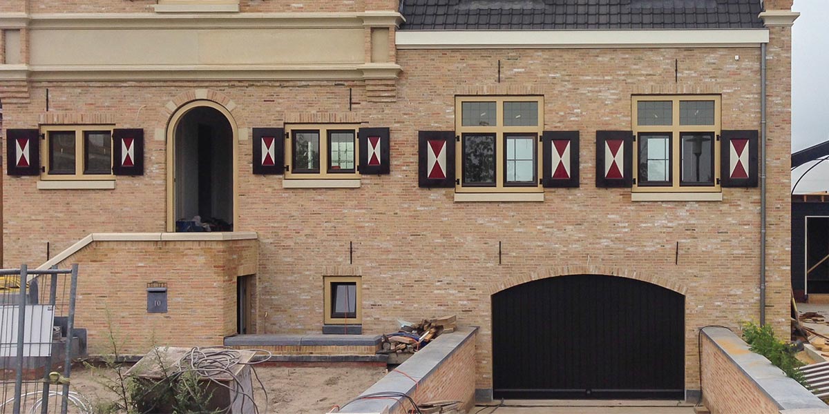 Elektrische houten garagedeur monumentaal pand