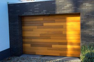 Houten garagedeur Red Cedar