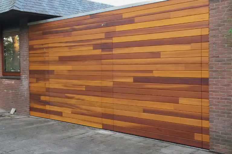 Houten sectionale garagedeur