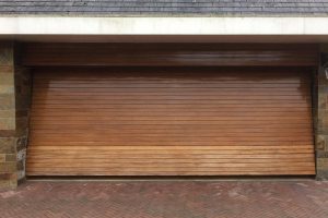 Houten-sectionaaldeur-Meranti