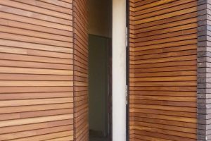 Free-Willy-Afrormosia-houten-sectionaaldeur-4