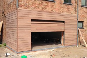 houten-sectionaalpoorten-met-gevelbekleding-meranti-loppem