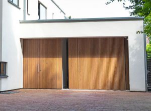 zijwaartse houten sectionaaldeur