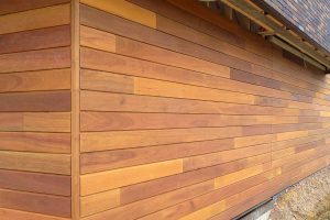 Houten-sectionaal-poort-detail-meranti-gevel