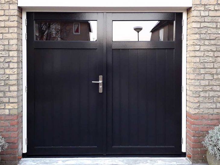 openslaande houten garagedeuren