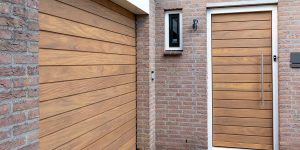 Houten garagedeur en voordeur