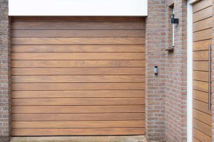 houten voordeur en garagedeur