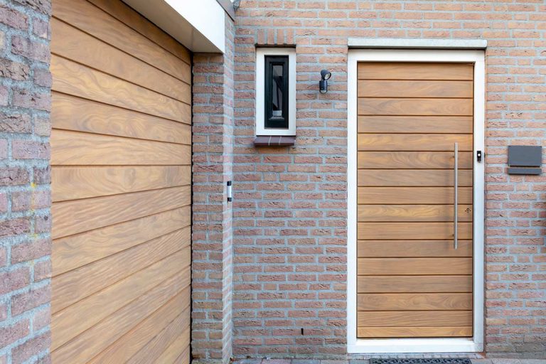 houten voordeur en garagedeur