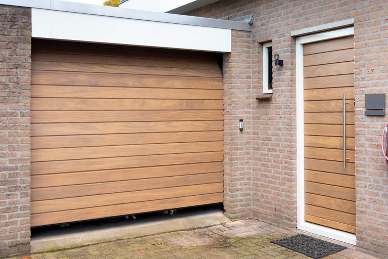 houten voordeur en houten garagedeur