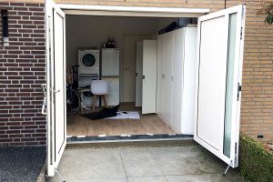 Witte-openslaande-garagedeur-verticaal-glas-2