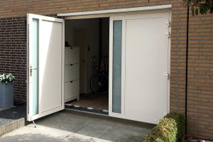 Witte-openslaande-garagedeur-verticaal-glas-3