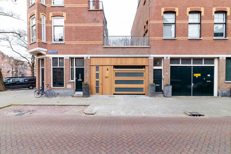 Houten sectionaaldeur met voordeur