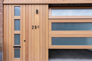 houten-sectionaaldeur-voorzien-van-glas