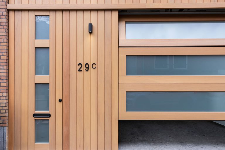 Houten sectionaaldeur met voordeur