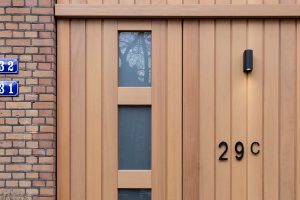 iroko-houten-sectionaaldeur-en-voordeur-met-glas