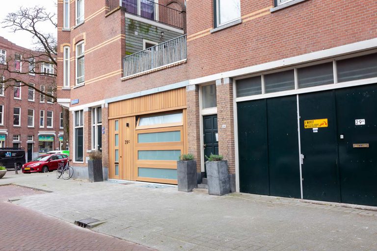 Houten sectionaaldeur met voordeur