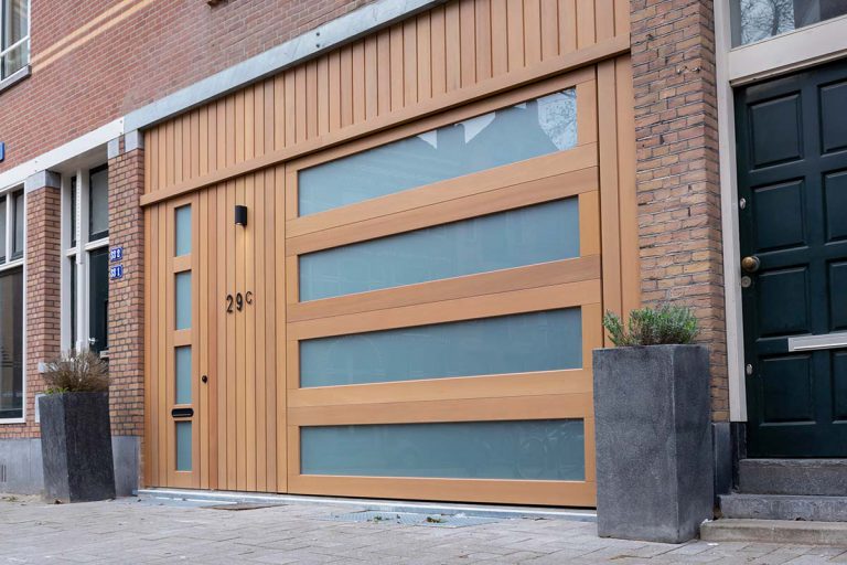Houten sectionaaldeur met voordeur