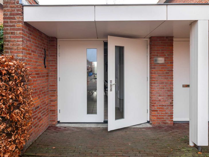 Houten openslaande garagedeur met glas