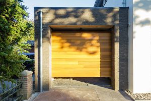 houten-sectionaaldeur-achter-de-dag