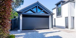 Houten sectionaaldeur achter de dag