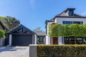 houten-sectionaaldeur-red-cedar-gelakt