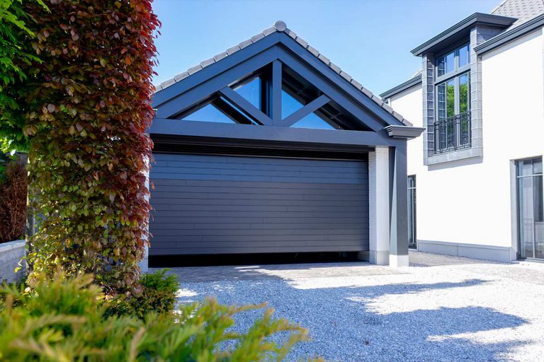 Houten sectionaaldeur achter de dag