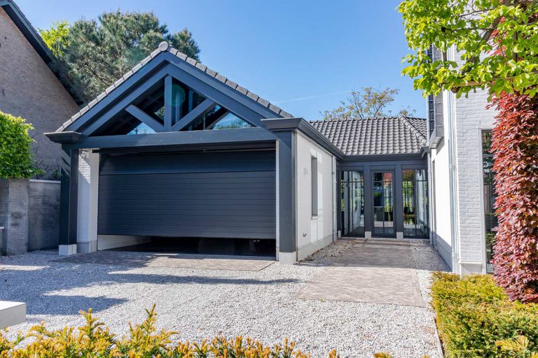 Houten sectionaaldeur achter de dag