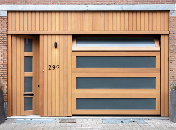 Automatische garagedeur met glas