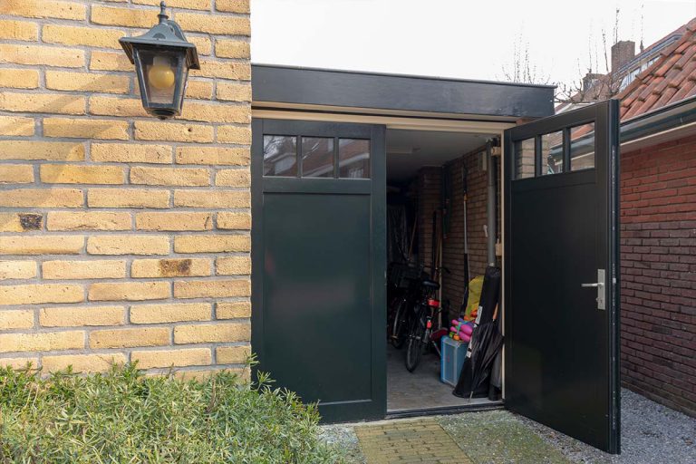 openslaande garagedeur hout