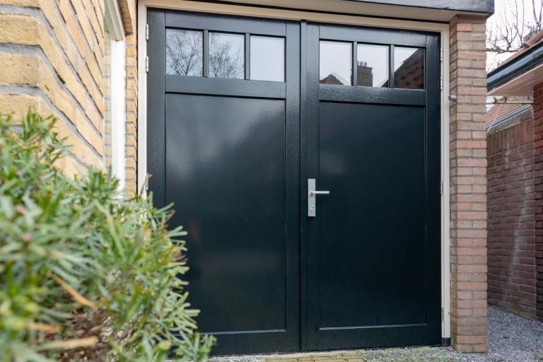 Groene houten garagedeur