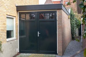 houten openslaande garagedeur met raampjes