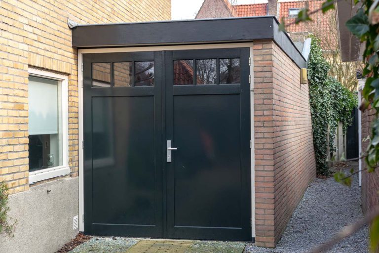 houten openslaande garagedeur met raampjes